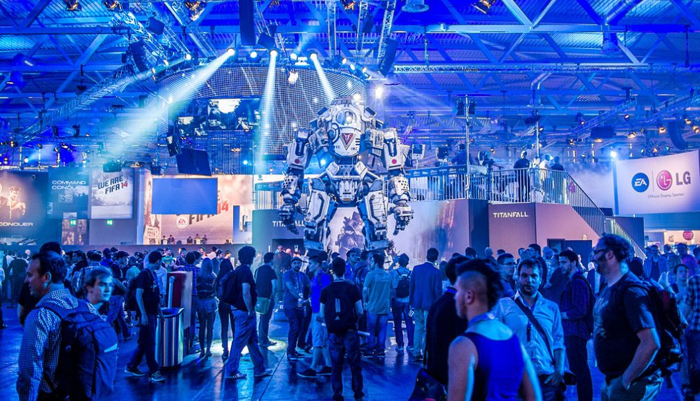 Titanfall robot at Gamescom 2013 / CC (by-sa) Sergey Galyonkin