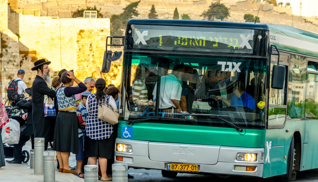 Groupe de juifs orthodoxes attendant de monter sur un autobus. / ©iStock