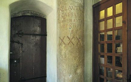 Une inscription latine sur une colonne du temple de Saint-Saphorin (VD) en Lavaux. / ©Jean-Bernard Sieber