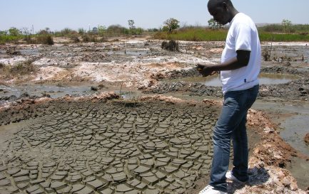 Un activiste relève les taux de polluants dans la rivière Luilu en aval d’une mine Glencore en République démocratique du Congo. Les résultats ont révélé la présence d’acide sulfurique, de métaux lourds comme le cobalt, le manganèse et le cuivre. Octobre 2017 / ©Pain pour le prochain
